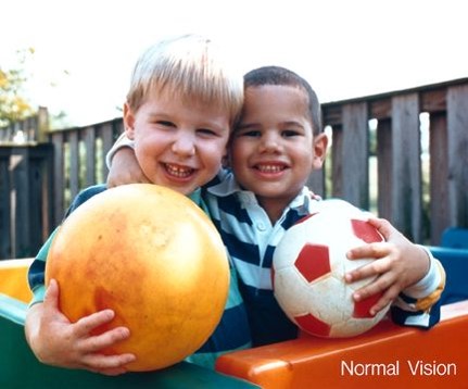 Imagen nítida de dos niños con pelotas donde se puede ver toda la imagen.