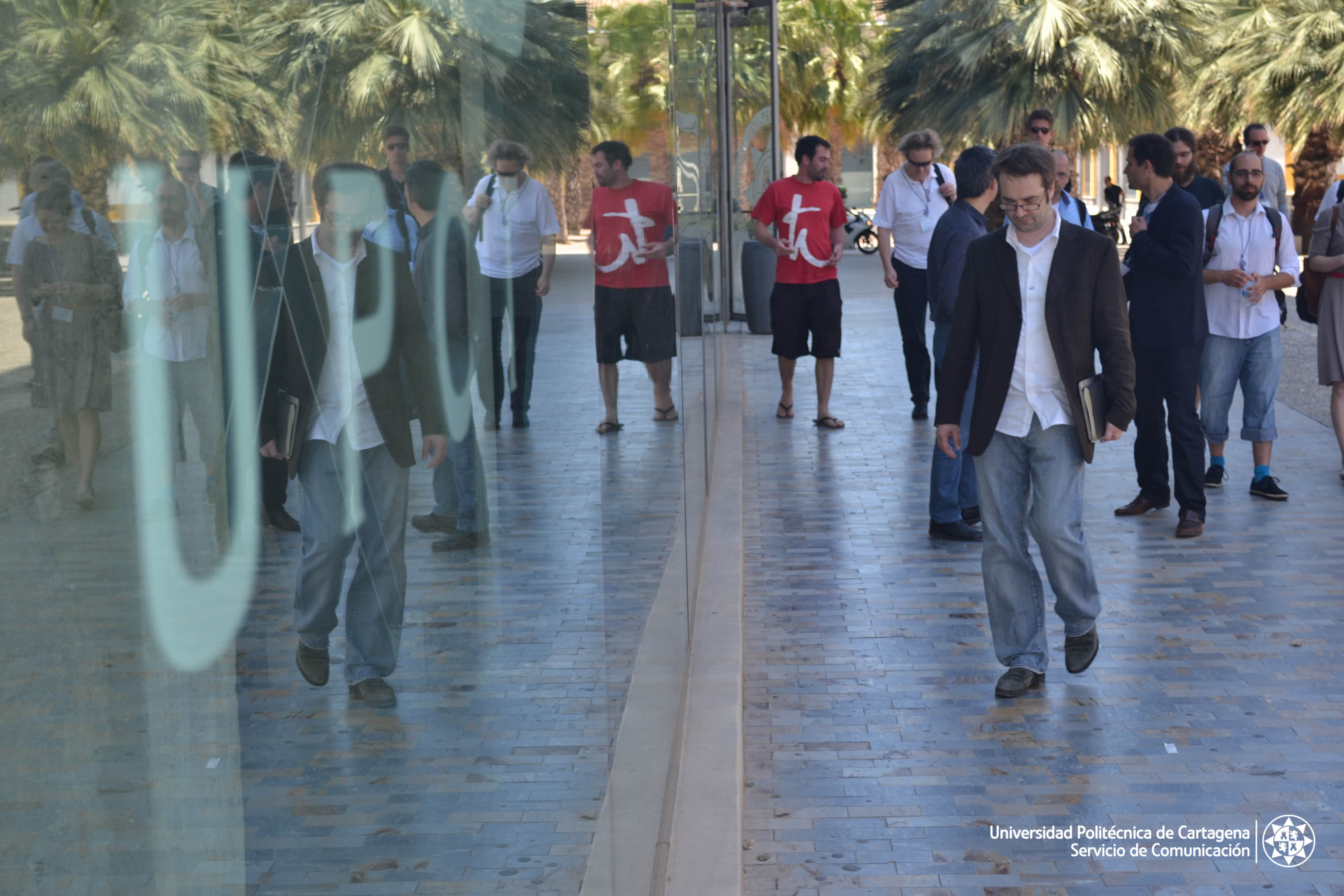 Se muestra gente paseando delante de la Facultad de Ciencias de la Empresa