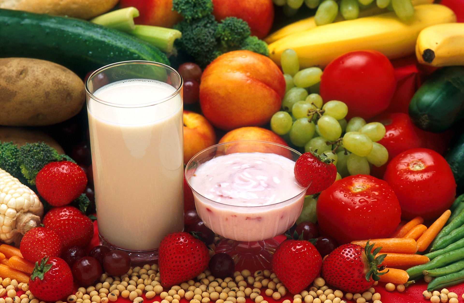 La imagen muestra fruta y lácteos
