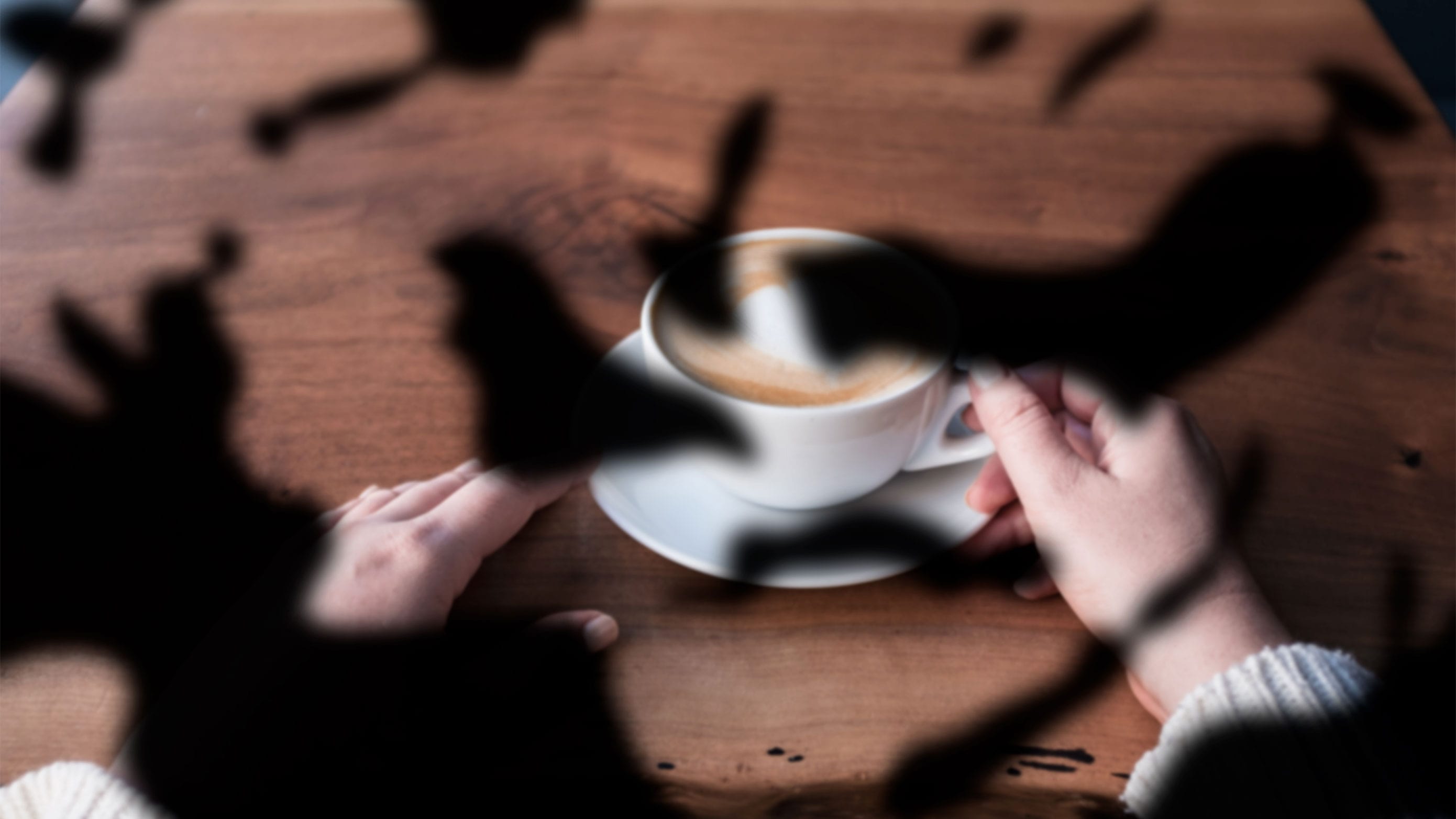 Imagen de una taza de café con manchas oscuras en ambos campos visuales.