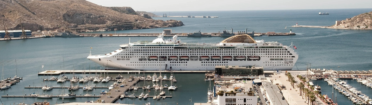 Se muestra el puerto de Cartagena y un enorme crucero atracado