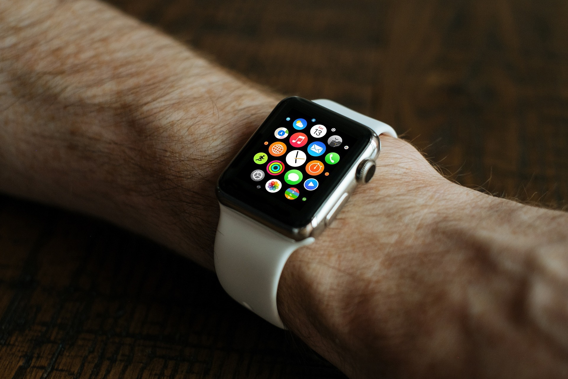 El brazo de un hombre en el que se ve en primer plano un reloj inteligente de la marca apple watch