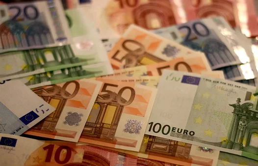 Se muestran muchos billetes de 20, 50 y 100 euros.
