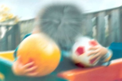 Imagen de dos niños con pelotas donde el centro de la imagen está oscurecido y los extremos están difumados pero se pueden ver.